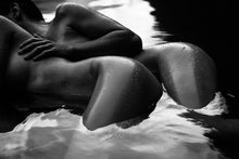 Load image into Gallery viewer, Corps huilés dans la rivière