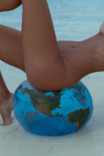 Load image into Gallery viewer, Elle et le monde II