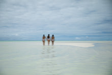 Load image into Gallery viewer, 3 silhouettes au bout du monde
