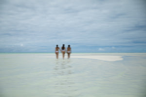 3 silhouettes au bout du monde