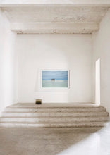 Load image into Gallery viewer, 3 silhouettes au bout du monde
